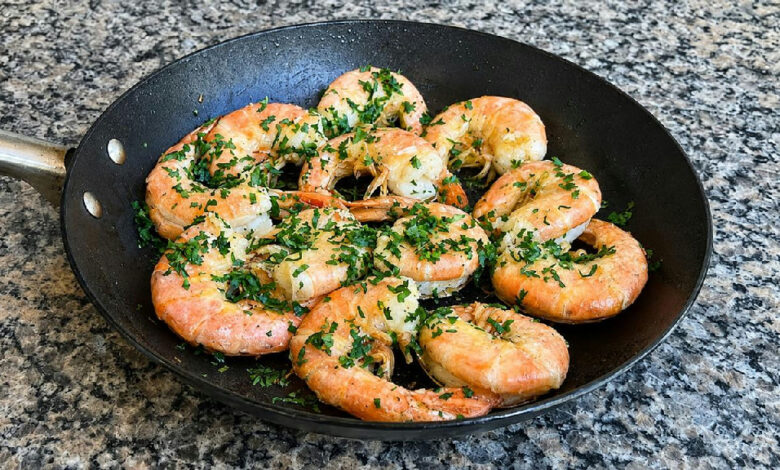 Segredo de chef: como preparar camarão na frigideira sem usar óleo