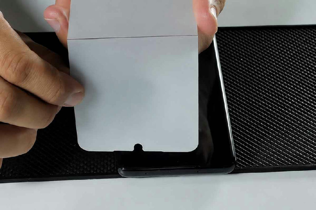 Vidro ou hidrogel: entenda qual película protege melhor a tela do seu smartphone