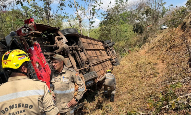 Acidente entre ônibus e caminhão deixa feridos na Go-060 em Iporá