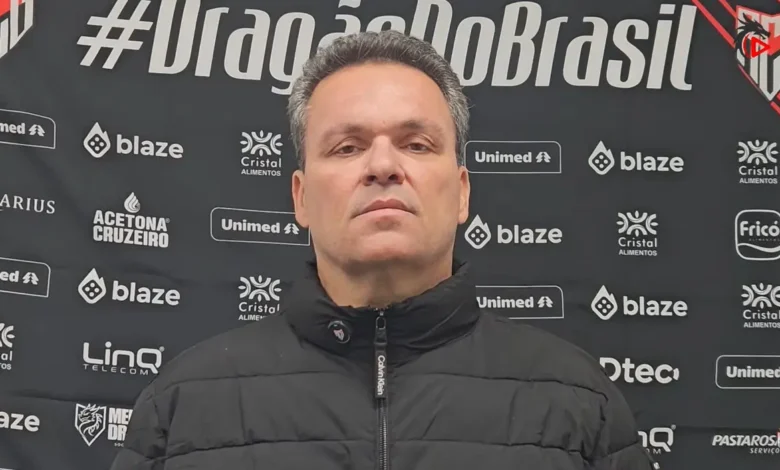 Adson defende Paulo Vítor após denúncia de racismo em partida contra o Juventude