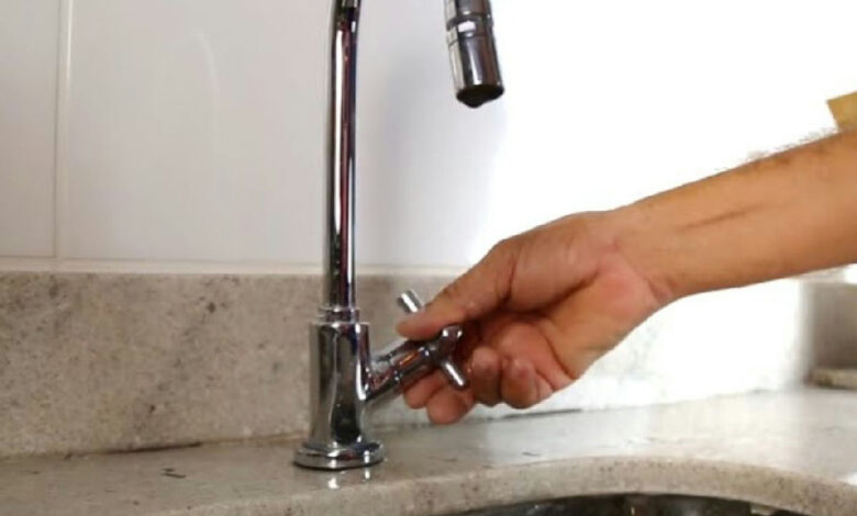 Ajuste na altura da torneira da cozinha: como evitar respingos indesejados na pia