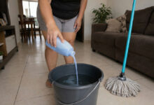 Amaciante no balde de limpeza: entenda os riscos e benefícios para o piso