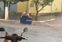 Amigos improvisam 'barco' em caixa d'água e viralizam durante temporal em Goiás