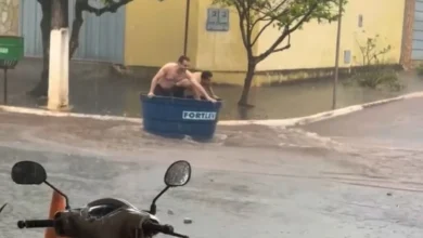 Amigos improvisam 'barco' em caixa d'água e viralizam durante temporal em Goiás