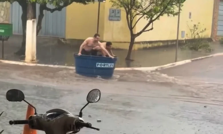Amigos improvisam 'barco' em caixa d'água e viralizam durante temporal em Goiás