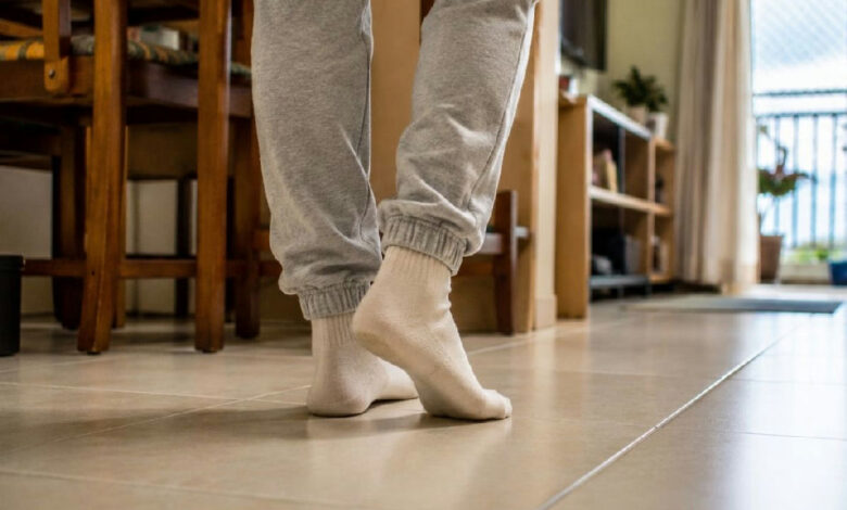 Andar de meia em casa: o que a psicologia diz sobre esse hábito comum