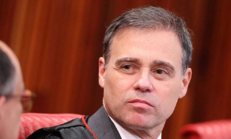 André Mendonça assume relatoria de ação contra reajuste do Bolsa Família