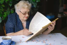Aos 81 anos, goianiense busca alfabetização para realizar o sonho de ler a Bíblia