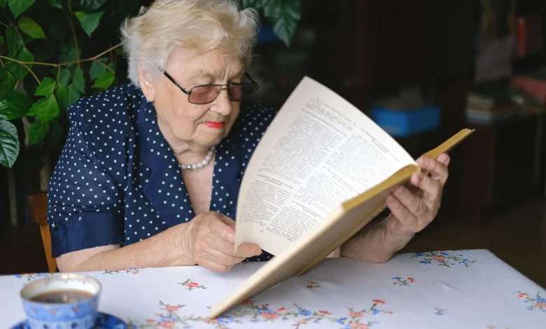 Aos 81 anos, goianiense busca alfabetização para realizar o sonho de ler a Bíblia