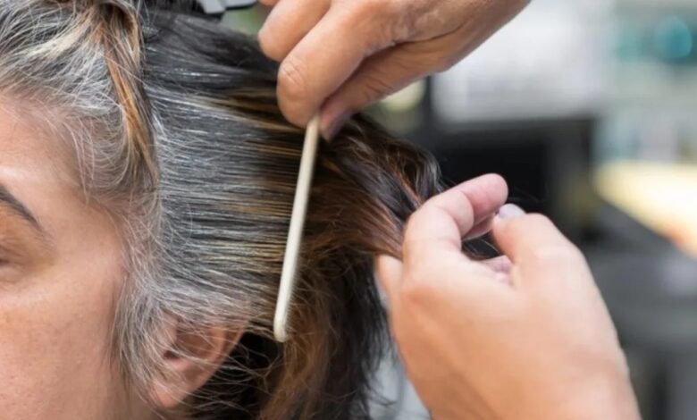Cabelo branco amarelado: entenda por que a oxidação altera a cor dos fios