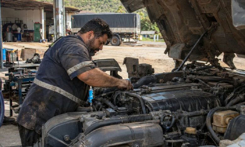 Caminhoneiro enfrenta prejuízo de R$ 28 mil após motor de veículo financiado fundir