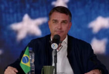 Campanha de Flávio Bolsonaro questiona decisão de Flávio Dino sobre postagens religiosas