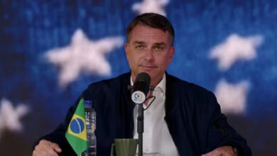 Campanha de Flávio Bolsonaro questiona decisão de Flávio Dino sobre postagens religiosas