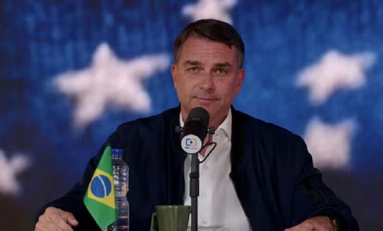 Campanha de Flávio Bolsonaro questiona decisão de Flávio Dino sobre postagens religiosas