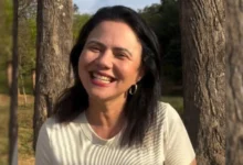 Candidata a deputada federal sofre queda após tombamento de trio elétrico em Goiás
