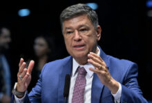 Carlos Viana aciona Conselho de Ética contra Alcolumbre por travar impeachment de Moraes