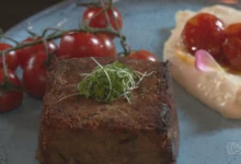 Carne de lata ganha releitura gourmet com purê de requeijão e tomate confitado