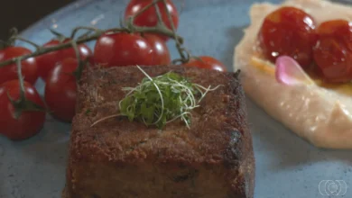 Carne de lata ganha releitura gourmet com purê de requeijão e tomate confitado