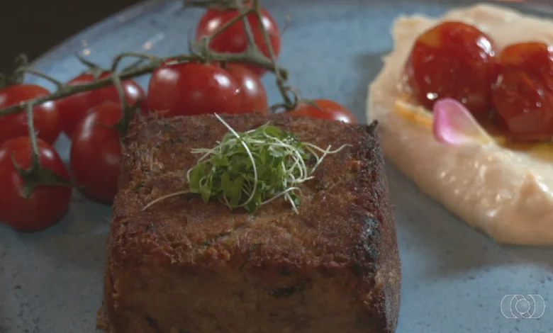 Carne de lata ganha releitura gourmet com purê de requeijão e tomate confitado