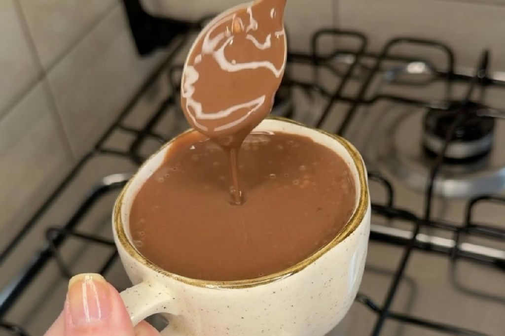 Chocolate quente cremoso: aprenda a receita prática com apenas 3 ingredientes