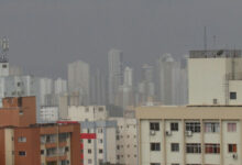 Chuva com ventania causa transtornos e mobiliza moradores em Goiânia