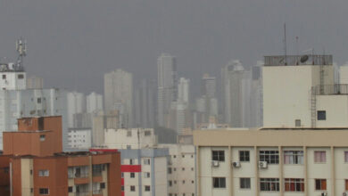 Chuva com ventania causa transtornos e mobiliza moradores em Goiânia