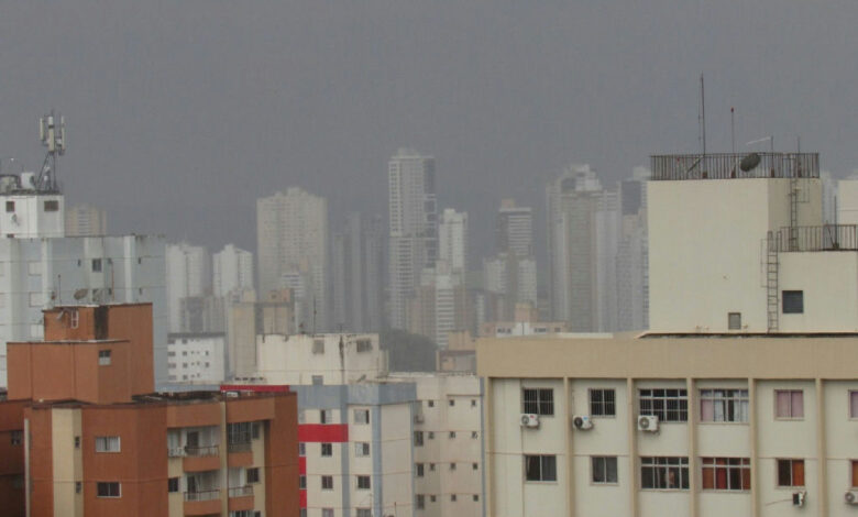 Chuva com ventania causa transtornos e mobiliza moradores em Goiânia