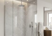 Chuveiro italiano ganha protagonismo em projetos residenciais e redefine o design de banheiros