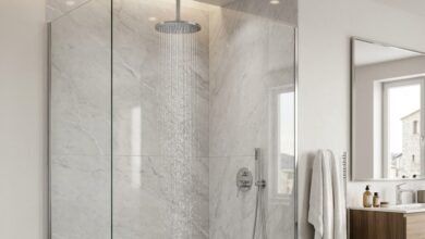 Chuveiro italiano ganha protagonismo em projetos residenciais e redefine o design de banheiros