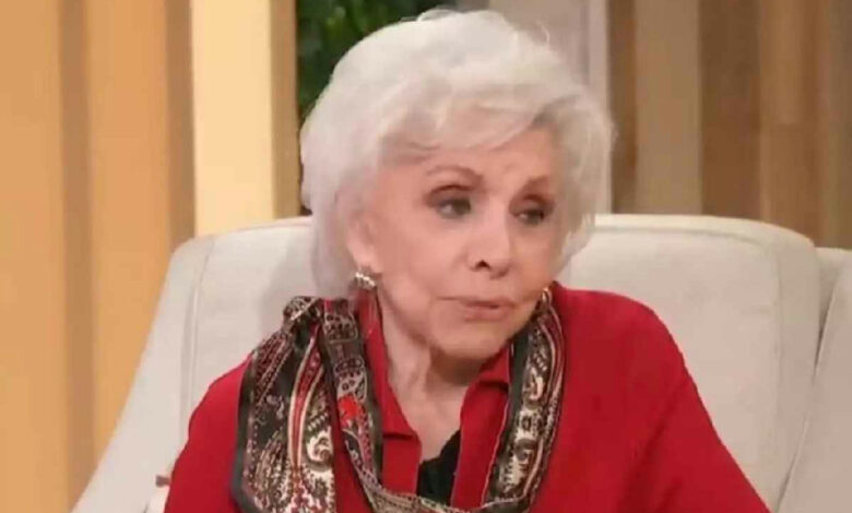 Com 101 anos, mulher desafia a aposentadoria e retorna ao trabalho como caixa para manter contato social
