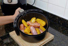 Como organizar alimentos na air fryer para garantir crocância e cozimento uniforme