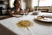 Como remover manchas de gordura da toalha de mesa com truque caseiro