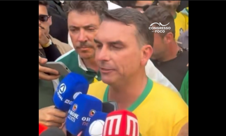 Controvérsia eleitoral: Flávio Bolsonaro acusa CNBB de fake news sobre Nossa Senhora Aparecida