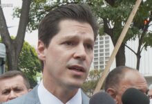 Daniel Vilela detalha propostas para saúde e habitação durante desfile em Goiânia