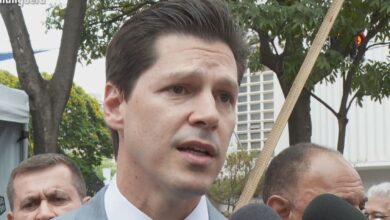 Daniel Vilela detalha propostas para saúde e habitação durante desfile em Goiânia