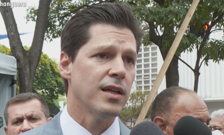 Daniel Vilela detalha propostas para saúde e habitação durante desfile em Goiânia