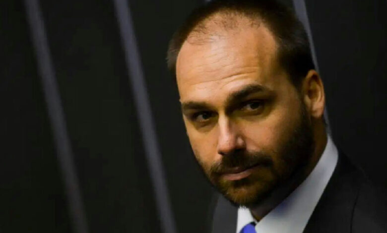 Eduardo Bolsonaro é demitido da Polícia Federal por abandono de cargo