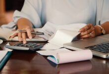 Endividamento e juros altos freiam otimismo do brasileiro com a renda e o emprego