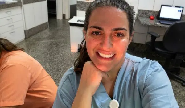 Enfermeira de Goiânia enfrenta câncer de mama e inicia campanha por tratamento