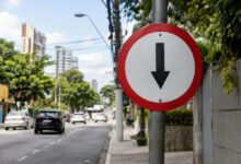 Entenda o significado da placa de trânsito com seta para baixo
