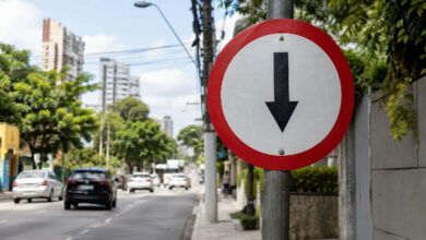 Entenda o significado da placa de trânsito com seta para baixo