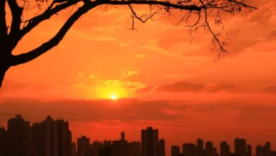 Entenda por que o céu de Goiás ganha tons avermelhados durante a estiagem