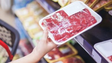 Especialistas alertam que cor da carne em bandejas pode sinalizar perda de qualidade antes do prazo