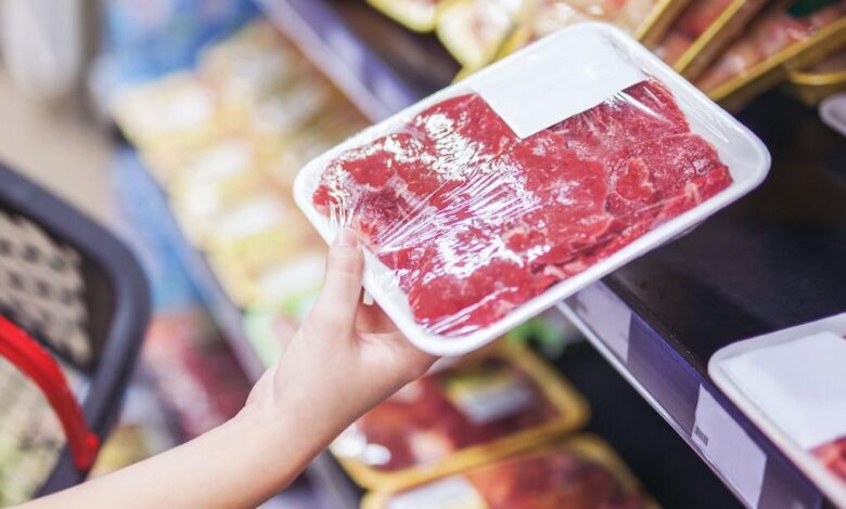 Especialistas alertam que cor da carne em bandejas pode sinalizar perda de qualidade antes do prazo