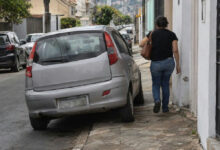 Estacionar com rodas na calçada: a infração comum que gera multa e pontos na CNH