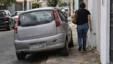 Estacionar com rodas na calçada: a infração comum que gera multa e pontos na CNH