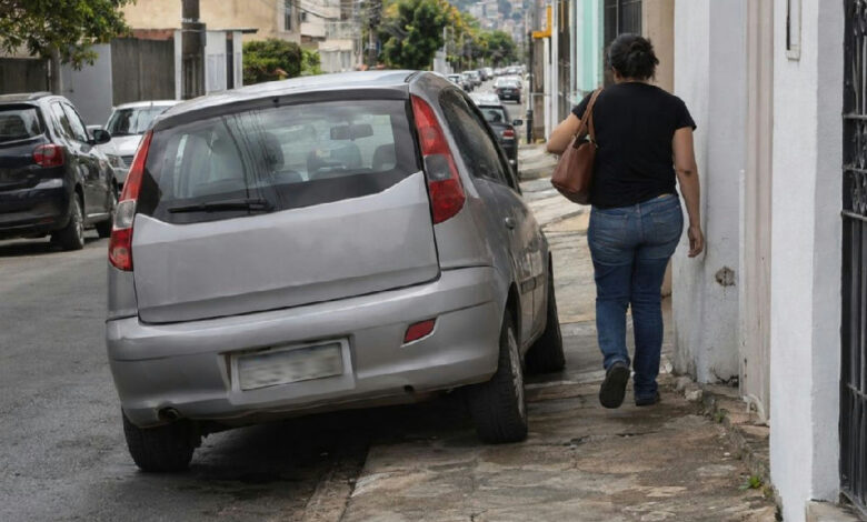 Estacionar com rodas na calçada: a infração comum que gera multa e pontos na CNH