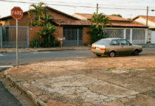 Estacionar perto da esquina pode gerar multa por desrespeito à distância mínima
