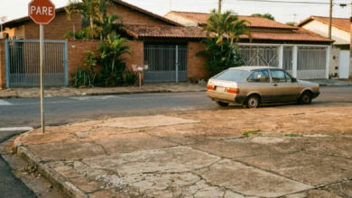 Estacionar perto da esquina pode gerar multa por desrespeito à distância mínima