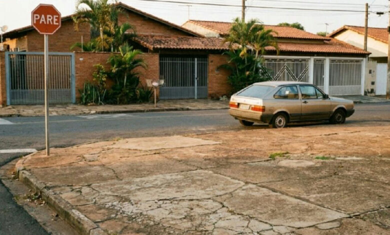 Estacionar perto da esquina pode gerar multa por desrespeito à distância mínima